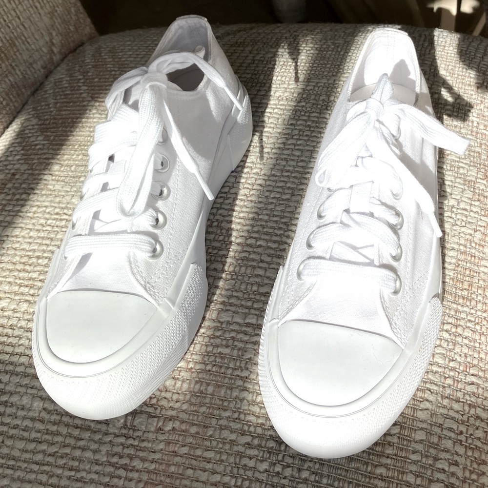 WHITE SIZE 6 PLATFORM CASUAL SNEAKERS NWOB BY NO BOUNDARIES